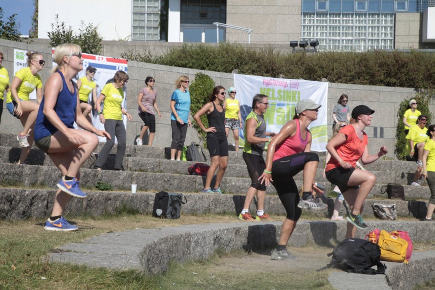 Jumppaa Oopperan amfissa.