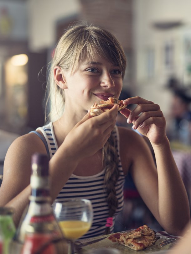 Pizzalle ja leffaan vain kahden teinin kanssa? Ruokailun lomassa voi olla helppo löytää keskusteluyhteys. Kuva: <span class="photographer">iStockphoto.</span>