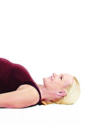 Kuminauha on lyömätön väline, kun haluat treenata vartaloa monipuolisesti. Kuvat: Lasse Lecklin