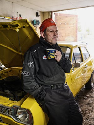 Kotteroita on päässyt kertymään, Timo Lavikainen tunnustaa kahvitauolla autotallissaan. Vuoden 1974 Ford Escortilla on  kesäksi kuntoon -tavoite. ”Tosin en ole varma, onko se ensi kesä.”