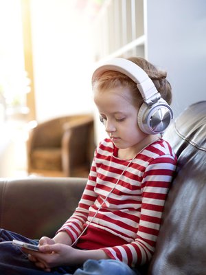 Myös rauhoittumiseen.  Musiikistakin tulee melua, jos sitä kuuntelee liian kovaa. Äänikirja voi olla hyvä rentoutusrutiini iltaisin.