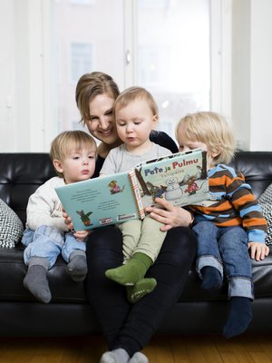 Meidän hoitojengi.   Hoitaja Henna puhalsi  poikakolmikkoon nopeasti me-hengen. Äitiä ja isää huvittaa, kun Amos  (Hennan sylissä) kertoo tohkeissaan, mitä he  tekivät “koko jengillä”.
