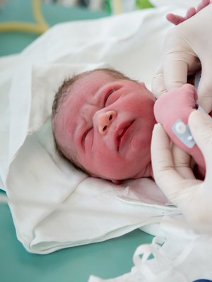 Vauvan ensimmäinen kylpy voi odottaa. Kylvetys kannattaa tehdä aikaisintaan 12 tunnin päästä, jotta ihokontaktille jää riittävästi aikaa. Kuva: <span class="photographer">iStockphoto</span>