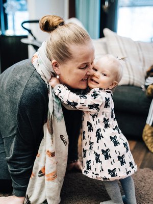 Tärkein  on tässä. Sanna nauttii vauva-ajasta nyt enemmän kuin nuorempana. Kuva: <span class="photographer">Jesse Karjalainen</span>