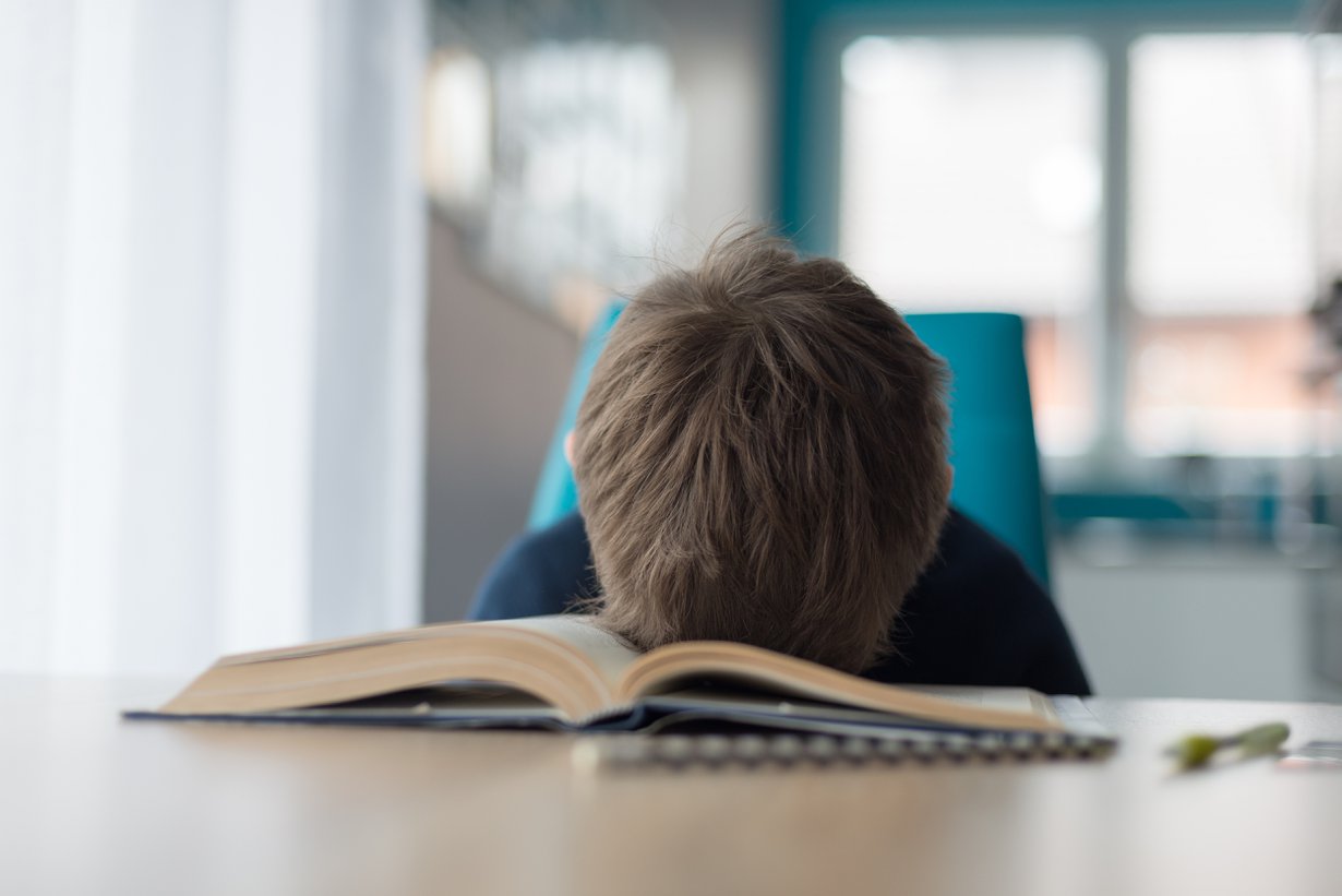 Aina ei tarvitse auttaa. Toisaalta on niitäkin lapsia, joita vanhemman apu läksyissä hyödyttäisi paljonkin. Kuva: iStockphoto