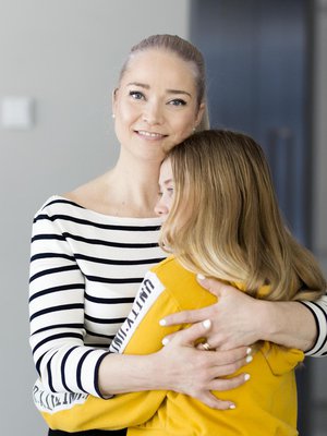 Tähän saa tulla. Pippa Laukka sanoo, että syömishäiriö toi armollisuutta äitiyteen. ”Paranin, kun tulin äidiksi ja ymmärsin, että äitinä en voi koskaan olla täydellinen.” Kuva: <span class="photographer">Heli Blåfield</span>