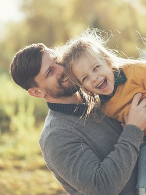 Vanhemman tulee tarkkailla ja kunnioittaa lapsen viestejä. Se, mikä on yhden mielestä riemukas leikki, on toiselle liikaa. Kuva: <span class="photographer">iStockphoto</span>