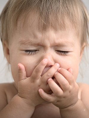 Suuhun sattuu. Enterorokon rakkulat voivat tehdä syömisestä kivuliasta. Siksi kipulääkitys on tärkeää. Kuva: <span class="photographer">iStockphoto</span>