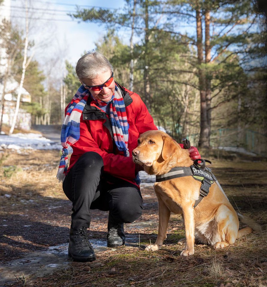 Outi Lehtinen kulkee suojalasit päässä satoi tai paistoi. Lisäturvaa tuo valkoinen keppi ja opaskoira Ciru.
