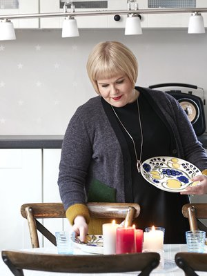 Sunnuntai on viikon paras päivä: silloin Annika saa olla vapaalla ja omassa, oikeassa kodissaan Turussa perheensä kanssa. ”Silloin emme tee yhtään mitään,  vaan olemme vain perheenä yhdessä.” Kuva: <span class="photographer">Juha Salminen</span>