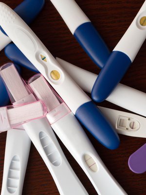 Joskus testejä pitää tehdä monta, jotta raskauden varmasti uskoo todeksi. 