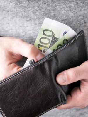 Muutaman sadan euron lisä lompakossa auttaa kivasti arjessa. Ensi vuodesta alkaen veronpalautuksia maksetaan suurelle osalle jo elokuussa. Kuva: <span class="photographer">iStockphoto</span>