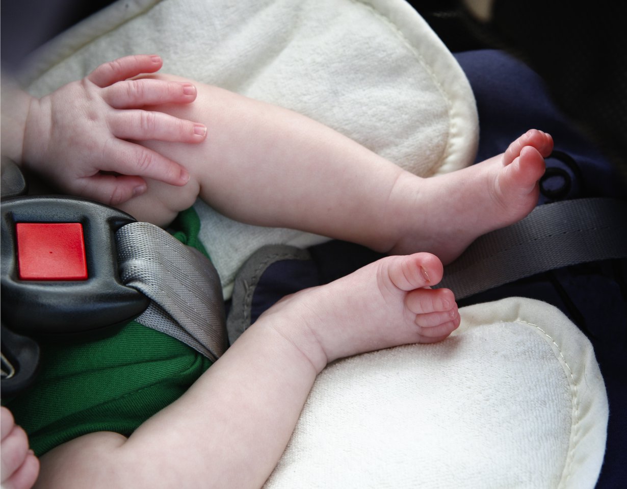 Toinen vaarallisista turvakaukaloista on Babystyle Oyster Carapace Infant kiinnitettynä Duofix i-Size -telakkaan ja toinen Chicco Oasys i-Size. Kuvan kaukalo ei liity testiin. Kuva: iStock