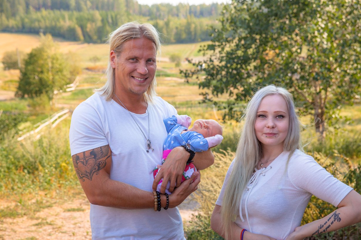 Juontaja Sami Kuronen vieraili Lauran luona, kun kuopus oli muutaman viikon ikäinen. Laura asui lapsiensa kanssa tuolloin hänen isänsä luona. Kuva: Nelonen Media