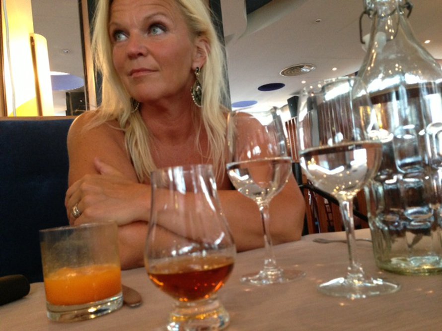 Porissa ruokaa odotellessa. Lasissa tyrni-shot. Nam!