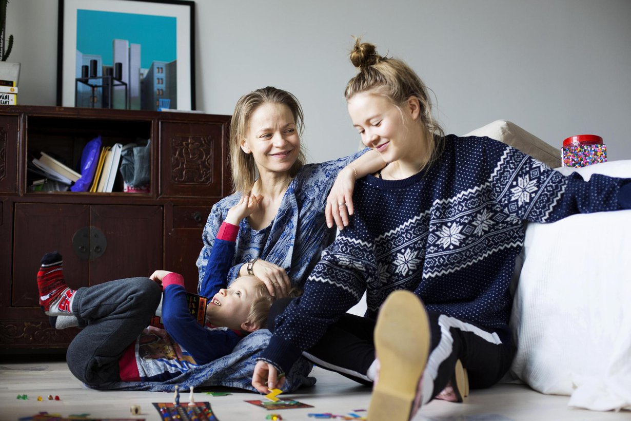 Teini ja sen veli. Uunon ja Ellan ison ikäeron ansiosta Sanna Majuri on elänyt äitiyttä kahtena erilaisena aikana. Kuva: Milka Alanen