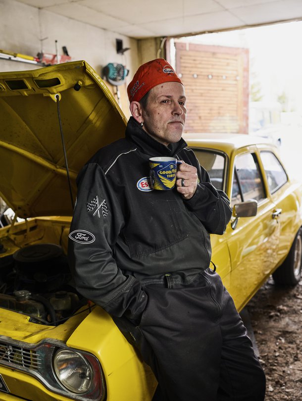 Kotteroita on päässyt kertymään, Timo Lavikainen tunnustaa kahvitauolla autotallissaan. Vuoden 1974 Ford Escortilla on  kesäksi kuntoon -tavoite. ”Tosin en ole varma, onko se ensi kesä.”