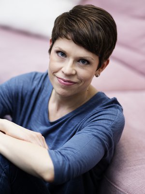 Jos oma äitiys uuvuttaa, ratkaisu ei ole ikävän kommentin naputtelu toisen äidin somekanavalle. Sen sijaan kannattaa kysyä, miten toinen jaksaa ja mistä hän ammentaa voimia äitiyteensä, tuottaja Sanna Huolman kirjoittaa.