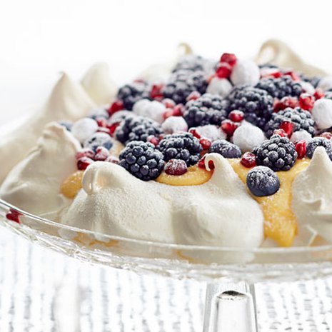 Pavlova on monen mielestä kakku ylitse muiden, pöydän kuningatar. Tuoreiden marjojen sijaan pinnalle sopivat paloitellut hedelmät tai koossa pysyvät pakastemarjat, kuten karpalot. Saat ihania lumikarpaloita, kun pyörittelet karpalot munanvalkuaisessa ja tomusokerissa.