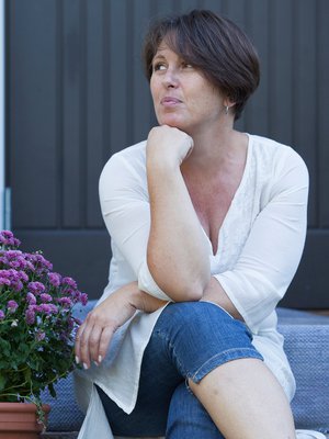 Jos parisuhdeneuvoja saisi päättää, hän istuttaisi kaikki eronneet surutyöhön. 