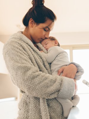 Olisin halunnut vain oleskella vauvan kanssa ihokontaktissa ilman paitaa, mutta pitikin kestitä vieraita, eräs äiti kertoo. Kuva: <span class="photographer">iStockphoto</span>