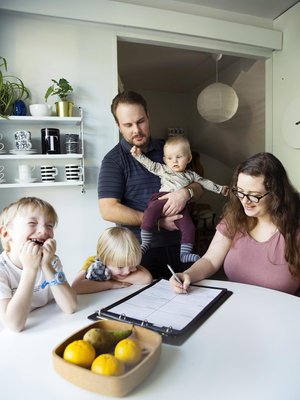 Moni ihmettelee, miten Santeri ja Emma ehtivät tehdä kaiken. ”Jos luottaa siihen, että jotain tapahtuu joskus, sitä ei luultavasti tapahdu ikinä”, Santeri sanoo.