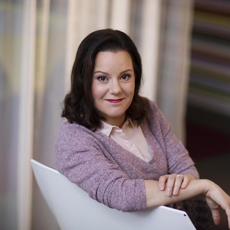 Janna Rantala neuvoo puhumaan suoremmin siitä, mitä lahjat ja tavarat merkitsevät.