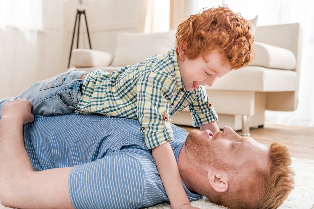 Etäisä on valmiimpi satsaamaan lapseen, joka näyttää häneltä. Kuva: iStockphoto