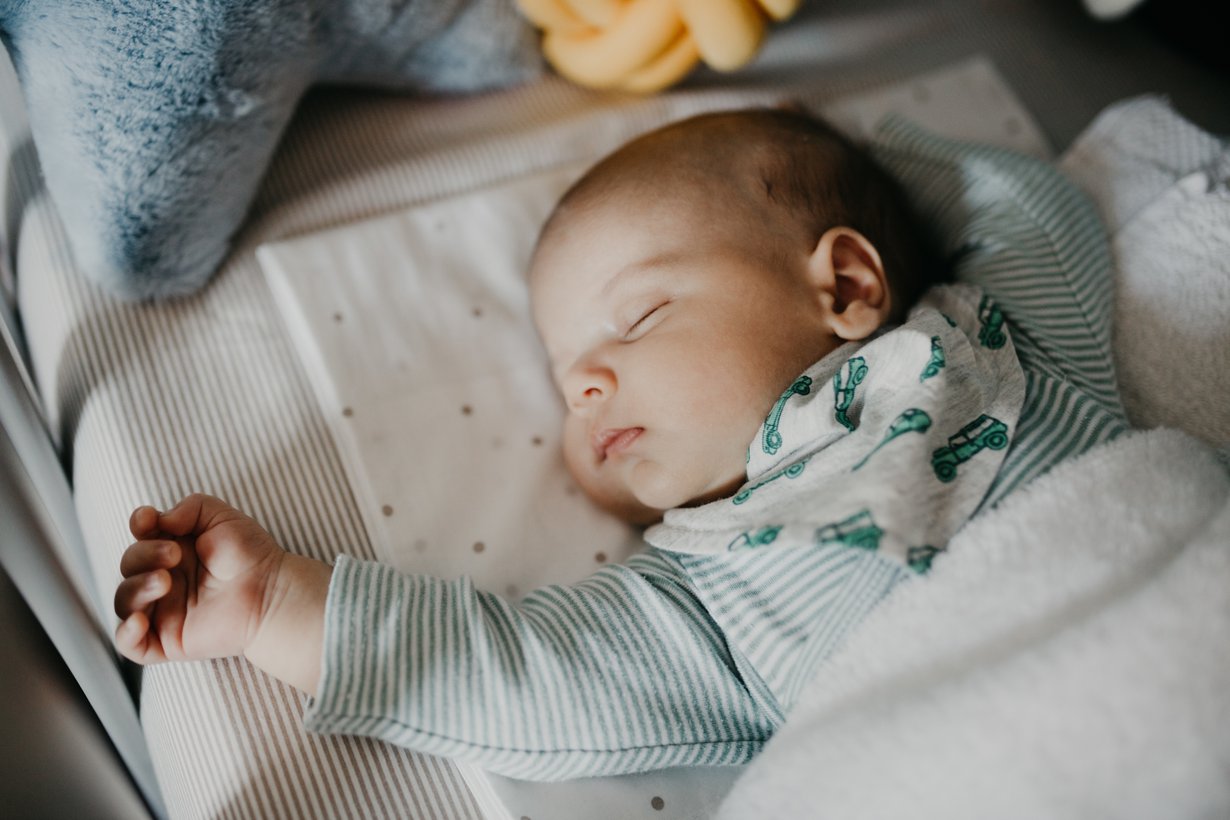 Pieni vauva nukkuu yli puolet vuorokaudesta, joten varsinkin hyvä patja on tärkeä hankinta. Kuva: iStock