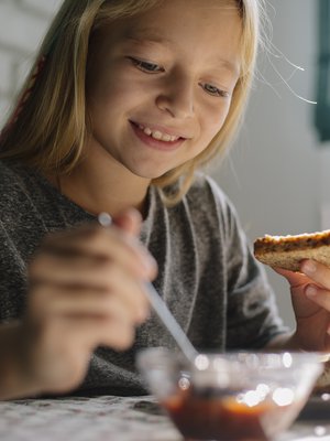 Koska syödään? Perheen yhteiset ruokailuhetket ovat hyvä tilaisuus pysähtyä arjen keskellä. Kuva: <span class="photographer">iStock</span>