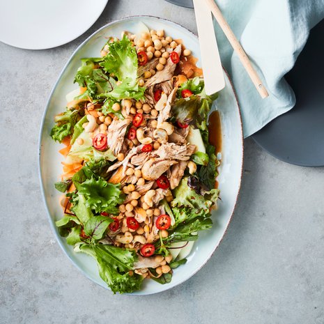 Valmis grillikana sopii keventäjän lautaselle, kun broilerista irrottelee rasvaisen nahan pois.