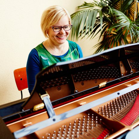 Pianon soittaminen irrottaa työasioista. Aivoille se on luonnonmukaista muisti- ja keskittymislääkettä, Minna Huotilainen sanoo.