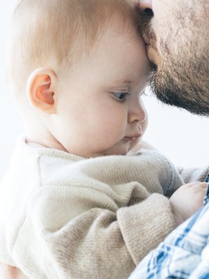 Vanhempien kannattaa pohtia perheen työnjakoa ääneen jo raskausaikana. ”Mitä vähemmän he siitä keskustelevat, sitä helpompaa on solahtaa perinteisiin rooleihin, mikä pitkällä tähtäimellä johtaa ikäviin tilanteisiin”, tutkija Johanna Lammi-Taskula sanoo. Kuva: <span class="photographer">iStockphoto</span>