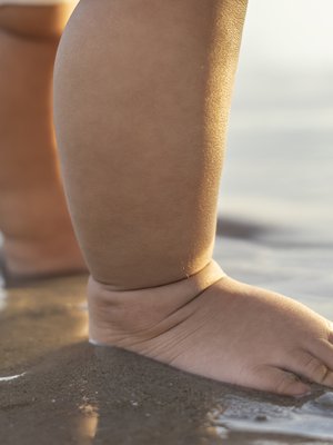 Jee, uimaan! Mutta vain veteen, jossa ei ole sinilevää, muistuttaa lastenlääkäri. Kuva: <span class="photographer">iStockphoto</span>