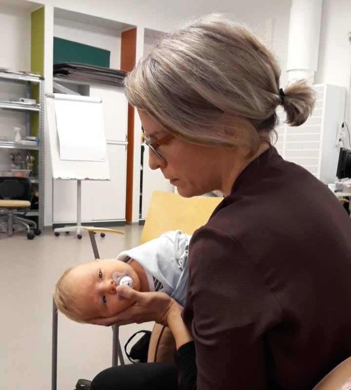 Elina Botha opettaa Happiest Baby -rauhoittamismenetelmää Tampereen ammattikorkeakoulussa. Kuva: E. Botha.