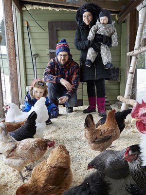 Nyt keulii. ”Kanojen kanssa homma lähti niin sanotusti lapasesta. Me ajattelimme heti, että näitä on pakko saada lisää”, Johanna nauraa. Kuva: <span class="photographer">Juha Salminen</span>