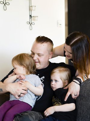 Yhteinen koti on muotoutunut vähitellen. Aluksi melkein kaikki tavarat olivat Ninan, sillä Vesan mukana tulivat vain Playstation ja kitarat. Kuvat: Heli Blåfield