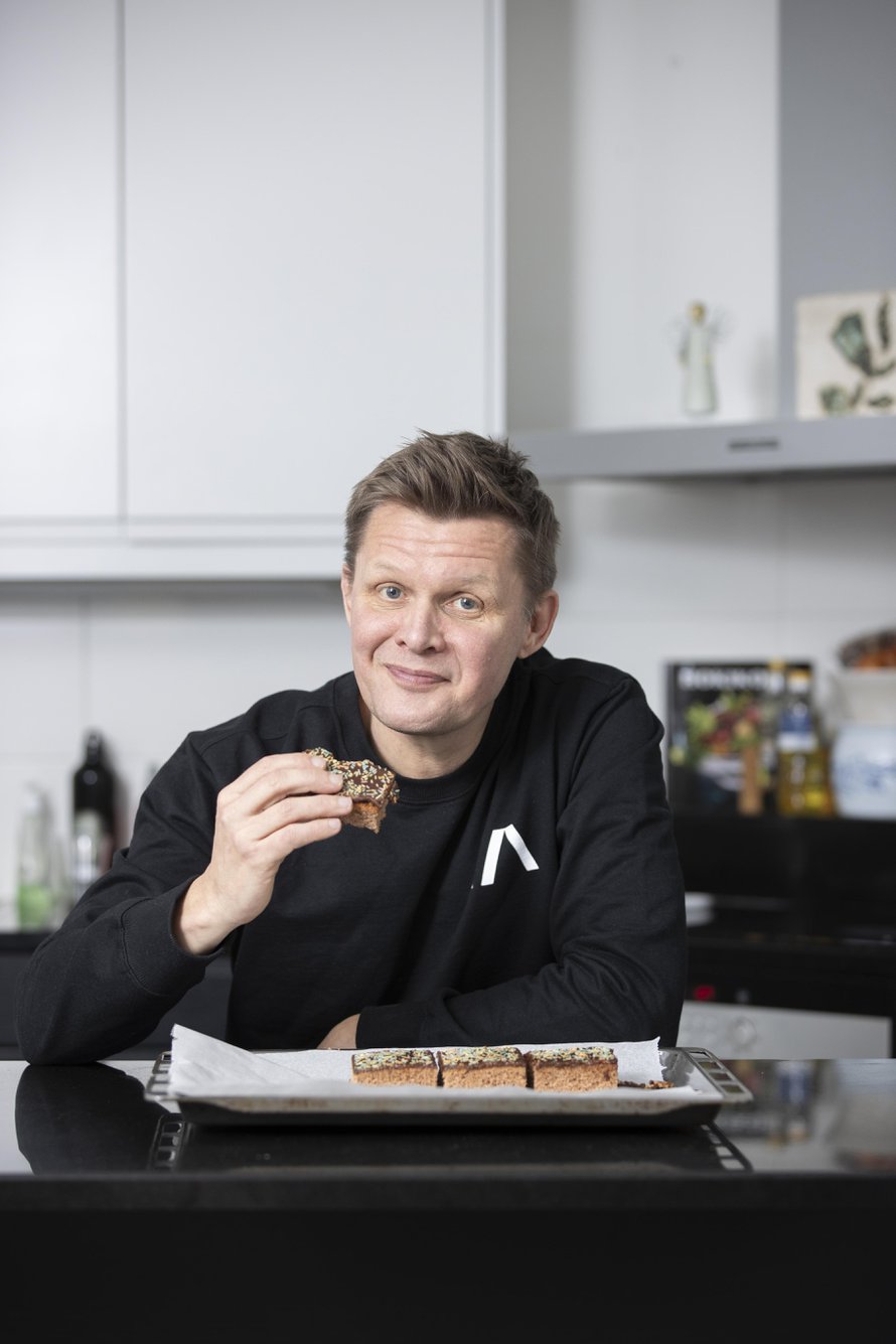 Leipominen on Mika Saukkosen uusin taito. "Hämmästytän perhettäni leipomalla korvapuusteja tai mokkaruutuja."