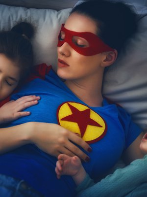 Aikuisen unentarve on 7–9 tuntia. Pienten lasten vanhemmilla uni jää toistuvasti lyhyemmäksi, ja usein kainalossa on yksi tai useampi pieni nukkuja. Kuva: <span class="photographer">iStockphoto</span>