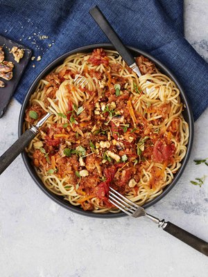 Parmesaanin sijaan annos viimeistellään paahdetuilla, rouhituilla pähkinöillä.