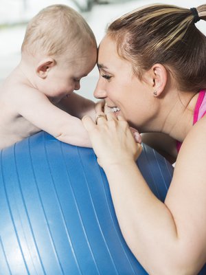 Lihaksia voi ensi alkuun herätellä lempeällä kotijumpalla ja venyttelyllä, mutta kovemman treenin aika on vasta, kun keskivartalon tuki on palautunut.