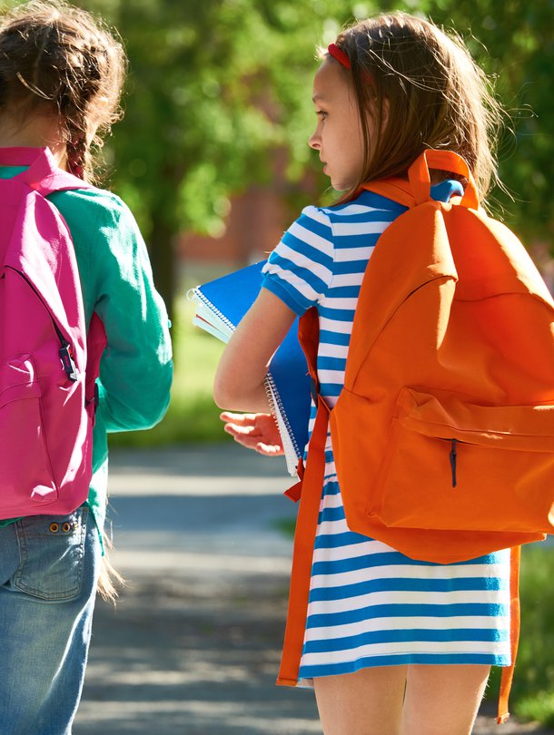 Pienen koululaisen reppuun ei tarvitse mahtua suuria tavaramääriä. Sinne ei esimerkiksi kannata sulloa jumppavaatteita, vaan kuljettaa ne erikseen. Kuva: <span class="photographer">iStockPhoto</span>