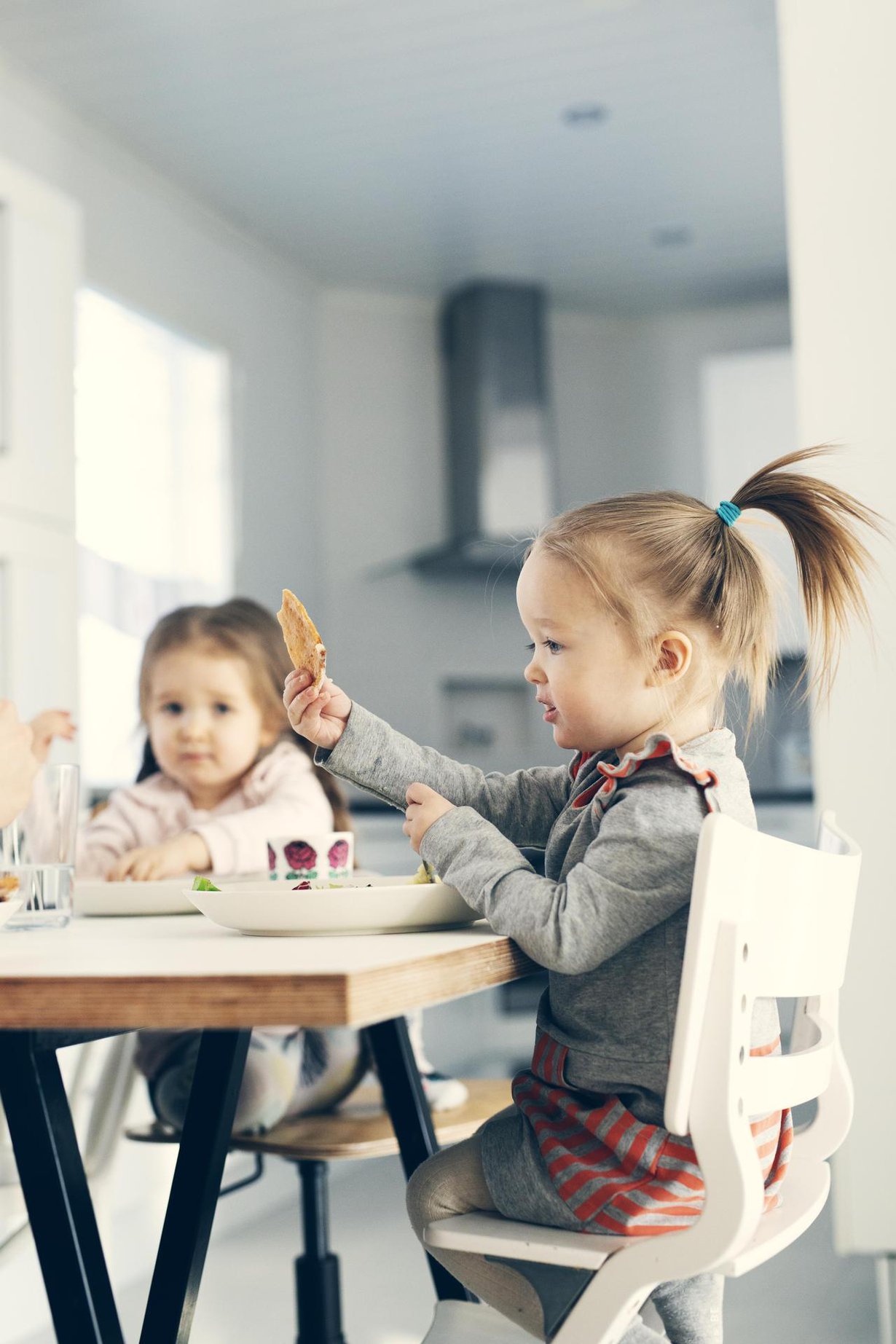 Eimin, 4, allergiat ovat alkaneet pikkuhiljaa väistyä. Pikkusisko Meenan, 2, sallittujen ruoka-aineiden lista on vielä tiivis.