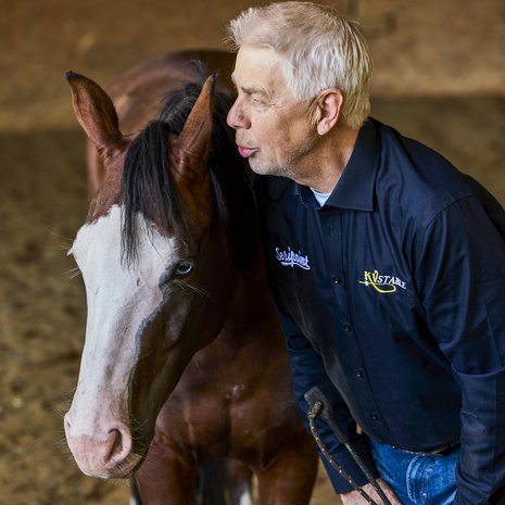 Kari Vepsä kävelee hevosten kanssa helposti 10–20 kilometriä päivässä. "Liikuntaa tulee huomaamatta, eikä tarvitse lähteä erikseen lenkille." 