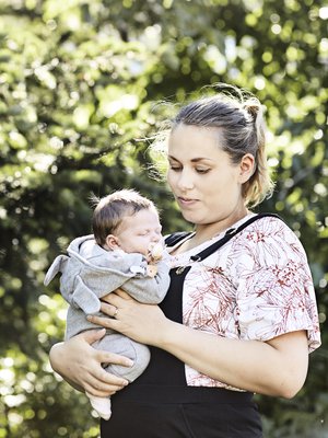 Mirjam Sokka alkoi miettiä lastenvaatevalintojensa ekologisuutta ja eettisyyttä saatuaan esikoisensa kolme vuotta sitten. Kuopus syntyi viime keväänä. Kuva: <span class="photographer">Amanda Aho</span>