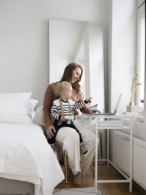 Äidin tehohetket. Vauva-aikana Mona teki töitä aina, kun Lionel nukkui päivä unia. ”Onneksi työni ei ole aikaan tai paikkaan sidottua.”