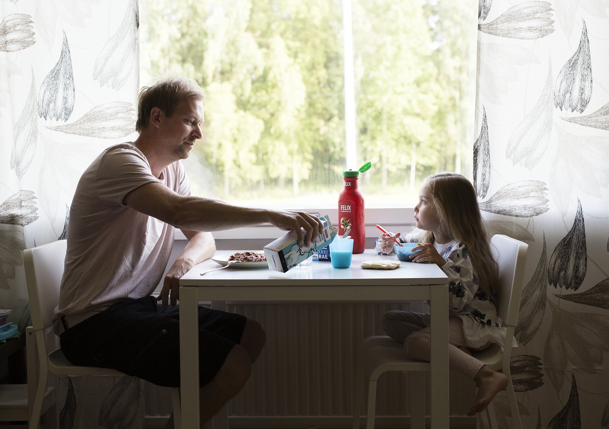 Tommi vie Elnan jalkapallotreeneihin joka maanantai ja keskiviikko. Näinä päivinä tyttö myös syö isän luona.