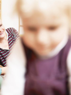 Kahlil Gibranin lause  ”lapset ovat tulleet sinun kauttasi, mutta eivät  sinusta” on Heinille tärkeä. ”On vaarallinen harha pitää lasta miniminänä. Lapsi  on minusta erillinen  ihminen”, Heini sanoo. Kuva: <span class="photographer">Heli Blåfield</span>