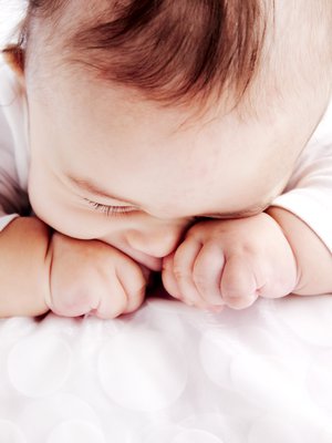 Kyynelkanavan ahtaumaa voi helpottaa kotikonstein. Yleensä hoidoksi riittää silmän puhdistaminen rähmästä. Kuva: <span class="photographer">iStockphoto</span>