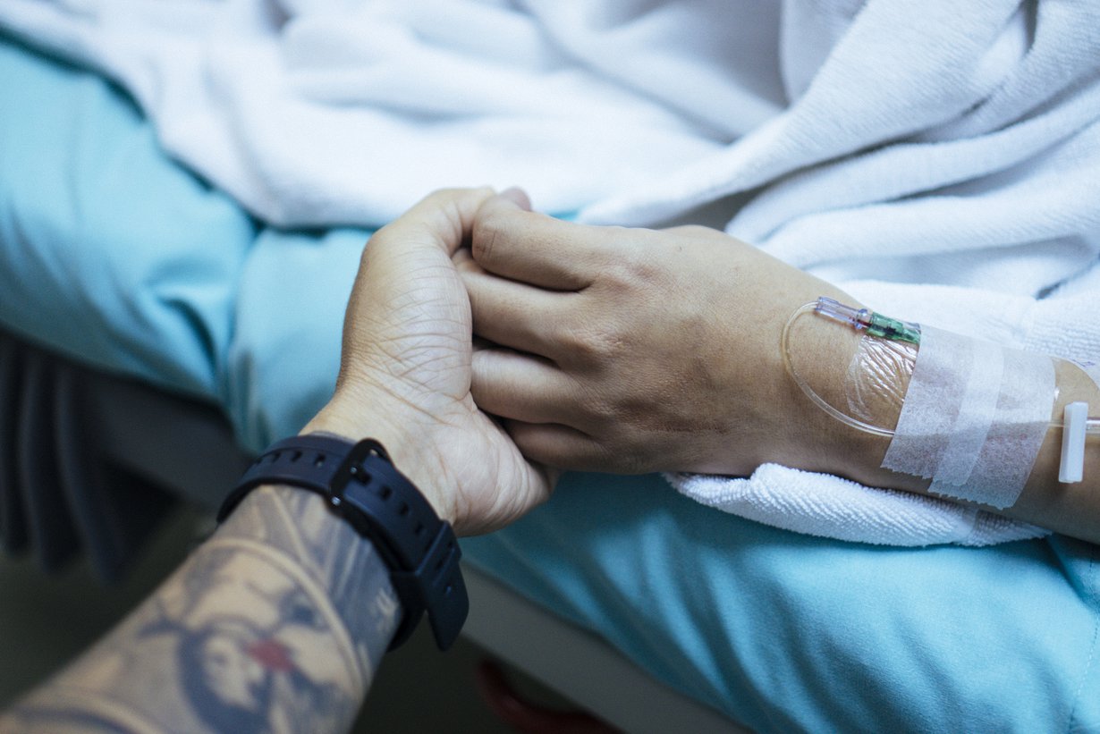 Tukihenkilön tärkein tehtävä on tsempata synnyttäjää. Aina ei tarvita edes sanoja. Kuva: iStockphoto